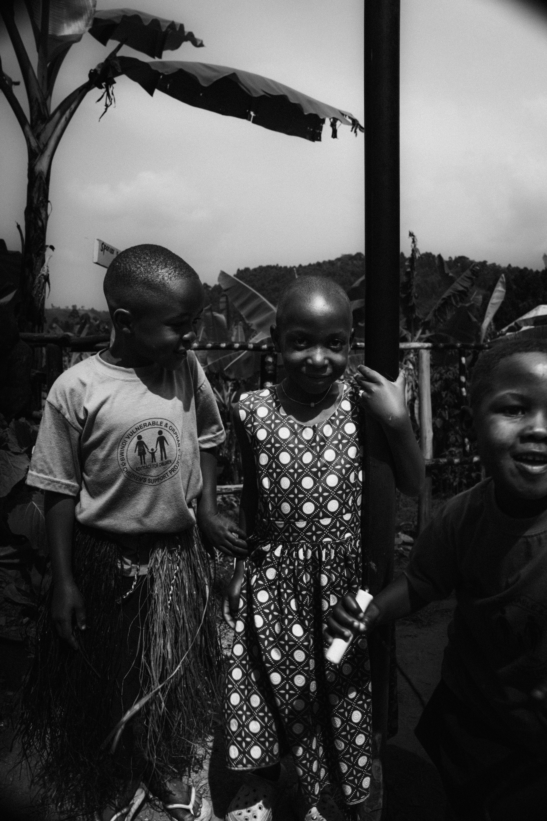 Drei Kinder in Uganda – ein Laecheln voller Kraft