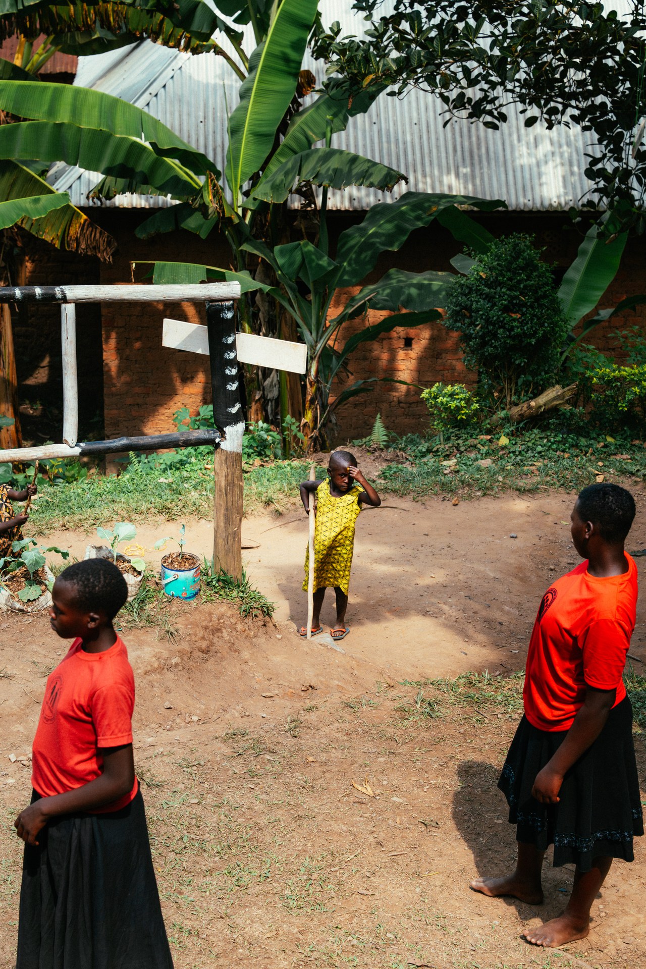 Kinder spielen auf dem Schulhof in Uganda