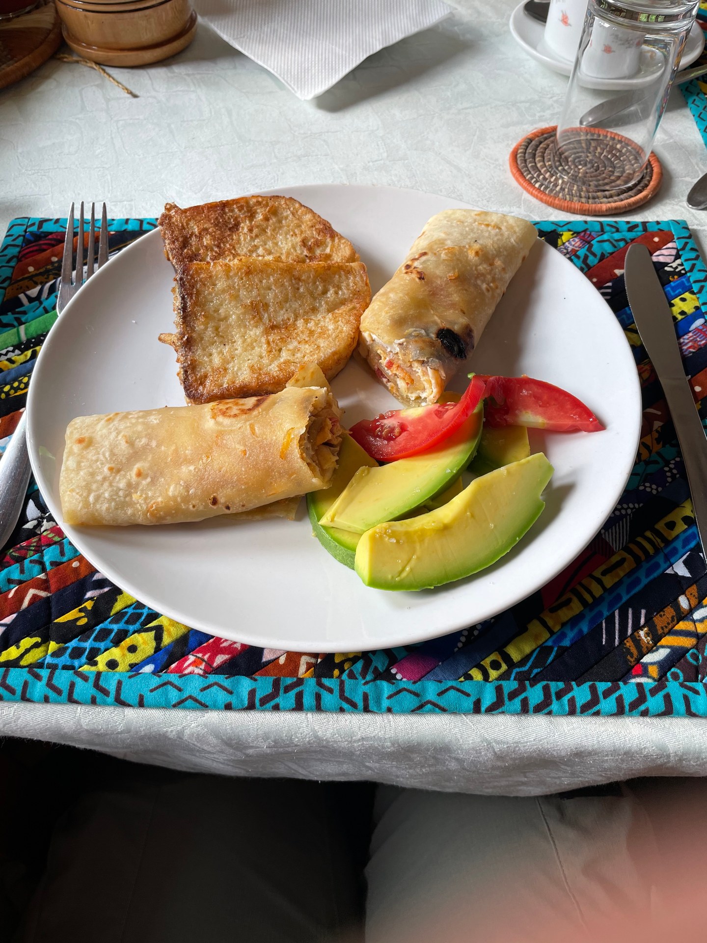 Frühstück in der Gorilla Bluff Lodge in Buhoma — Avocado, Rolex und French Toast vor dem Trekking. Foto: Mark Suer, Januar 2026