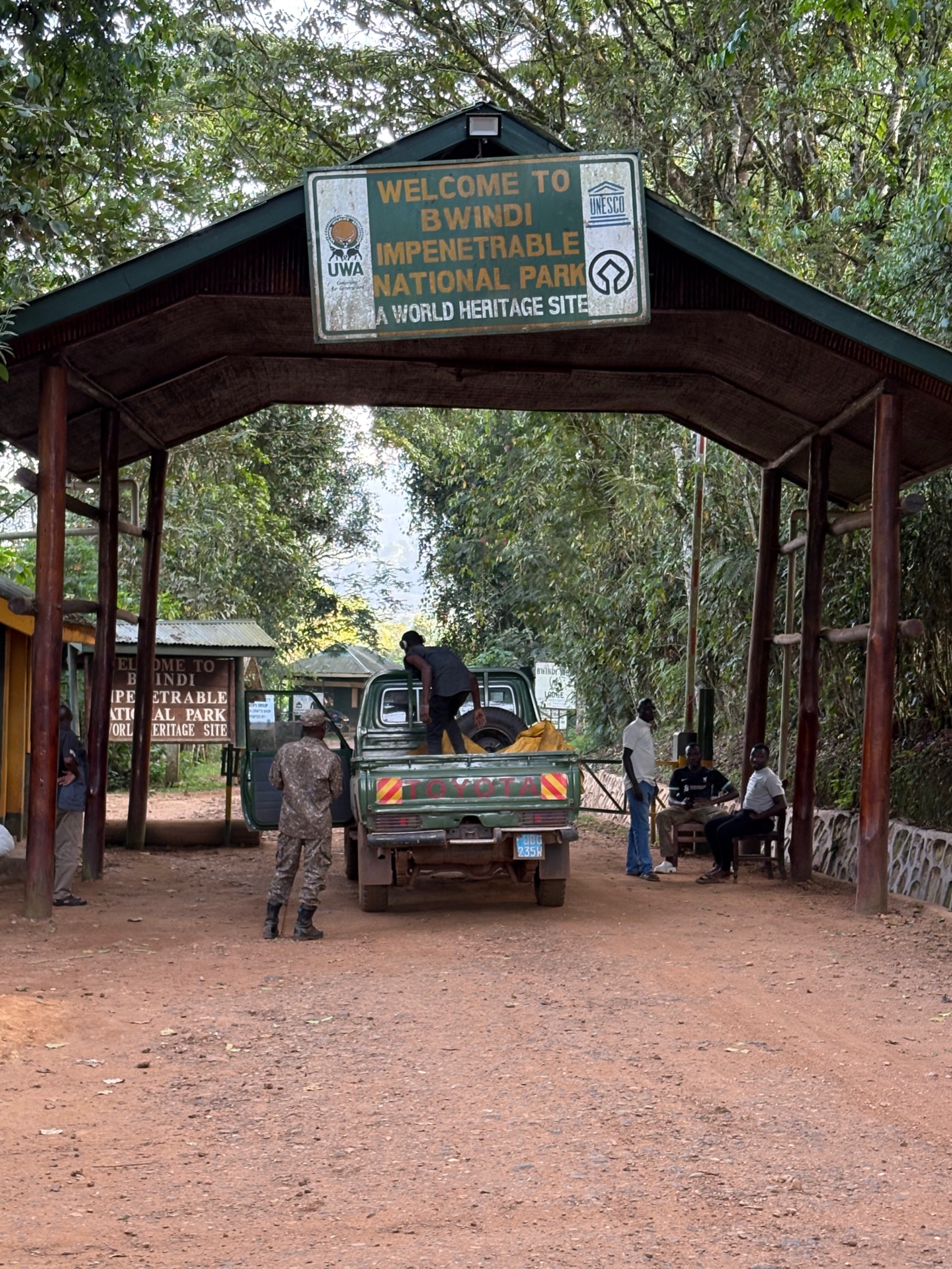 Eingangstor zum Bwindi Impenetrable National Park in Buhoma Uganda — Ranger, Pickup, Alltag am Checkpoint zwischen Wildnis und Dorf
