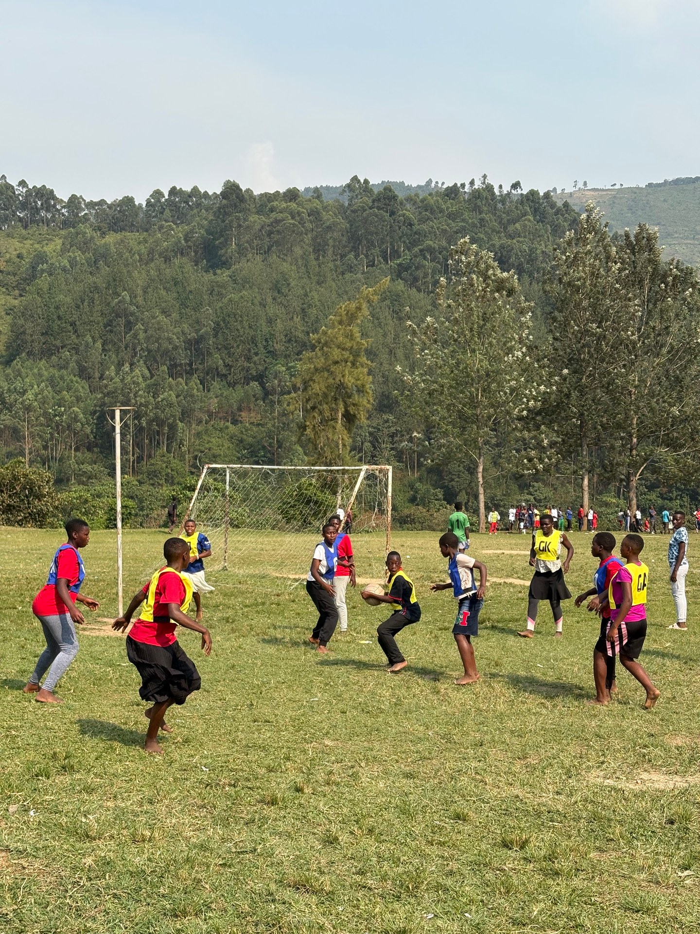 Mädchen aus dem Waisenhaus Buhoma spielen Netball gegen eine Mannschaft aus dem Dorf. Foto: Mark Suer, 18. Januar 2026.