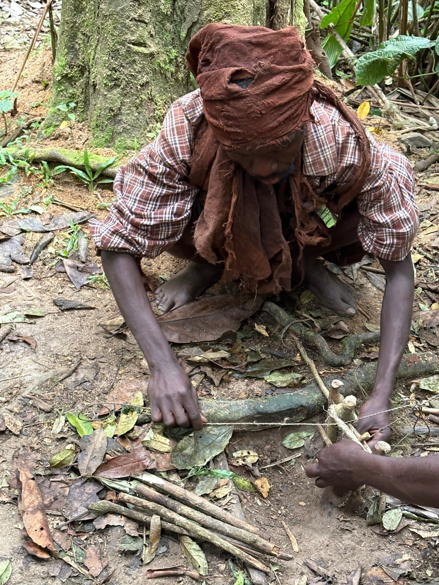Traditionelle Jagdfalle aus Waldmaterialien