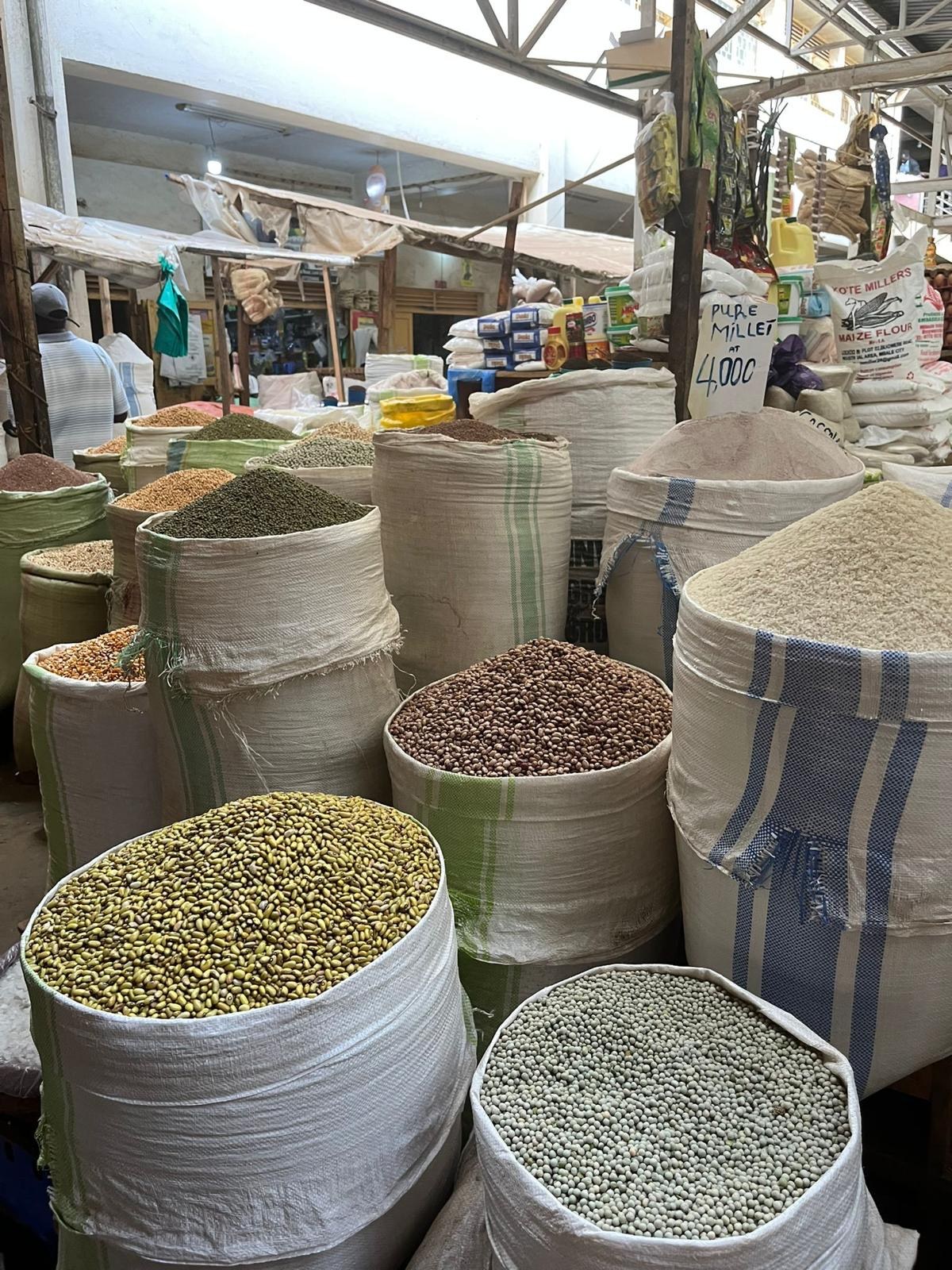 Getreide und Hülsenfrüchte auf dem Markt von Jinja