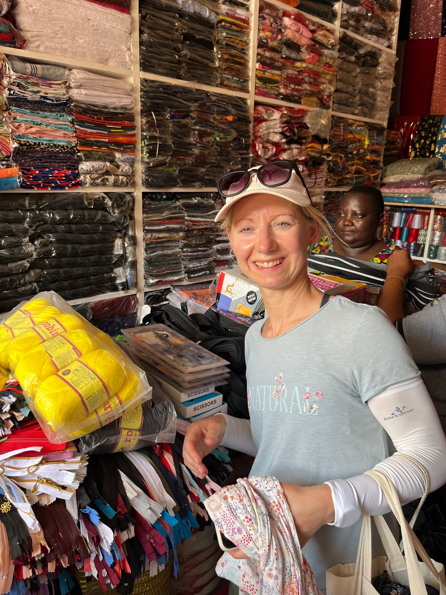 Stoffauswahl im lokalen Shop in Jinja