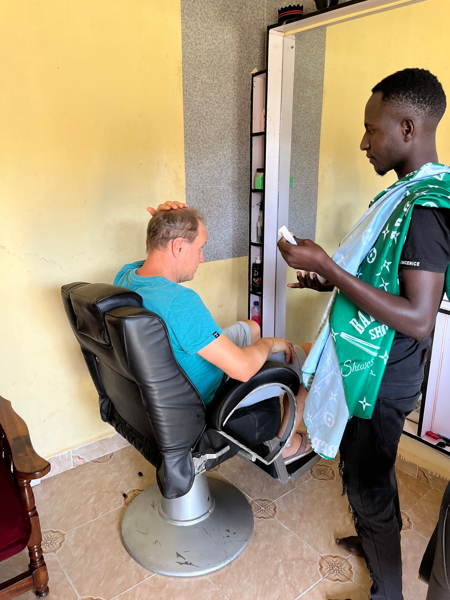 Erste Haarschnitte: Begegnung beim lokalen Friseur in Butiru