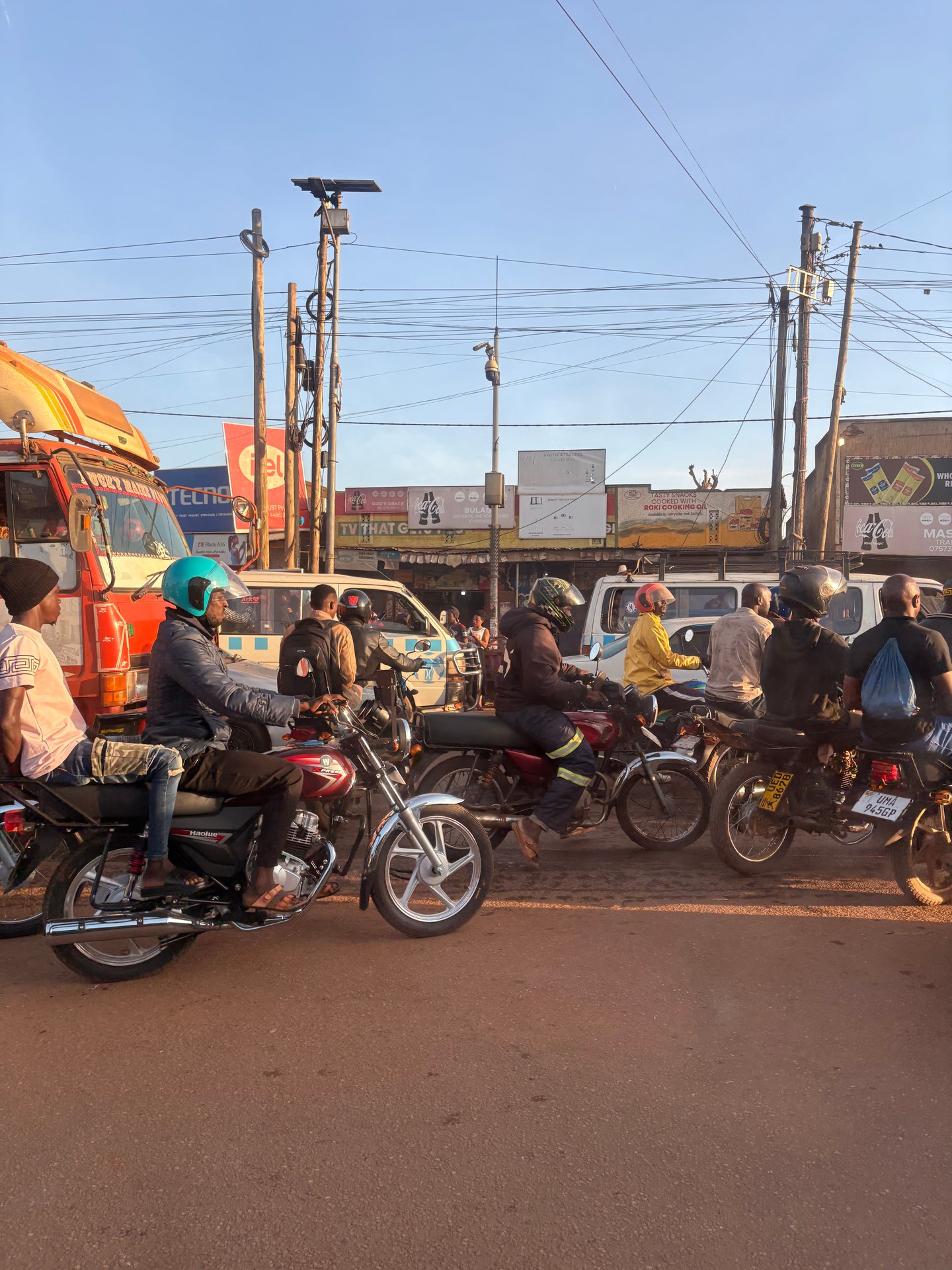 Boda-Boda Treffpunkt - Kampala Verkehrschaos