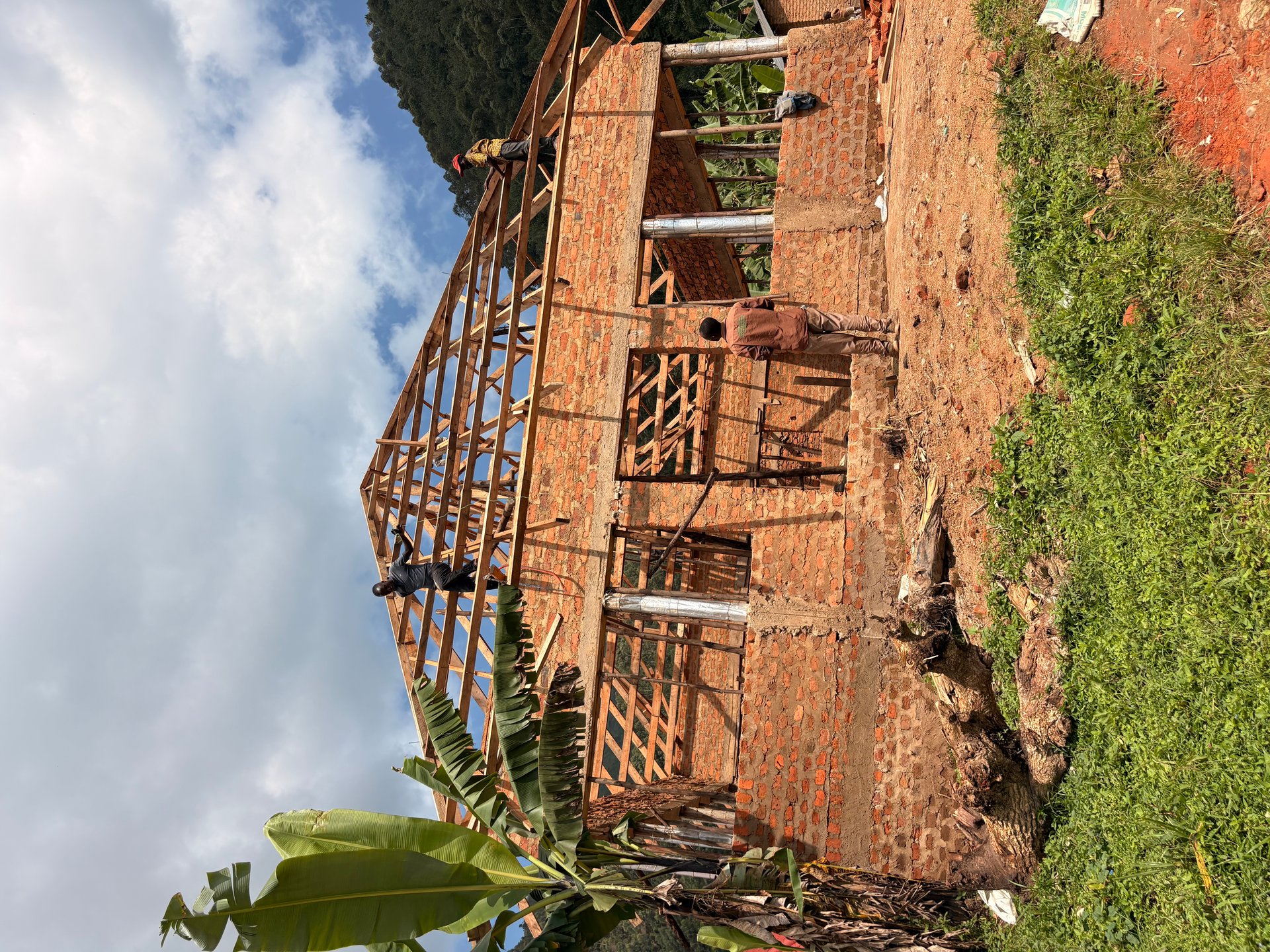 HopeKitchen Rohbau mit Dachstuhl in Buhoma