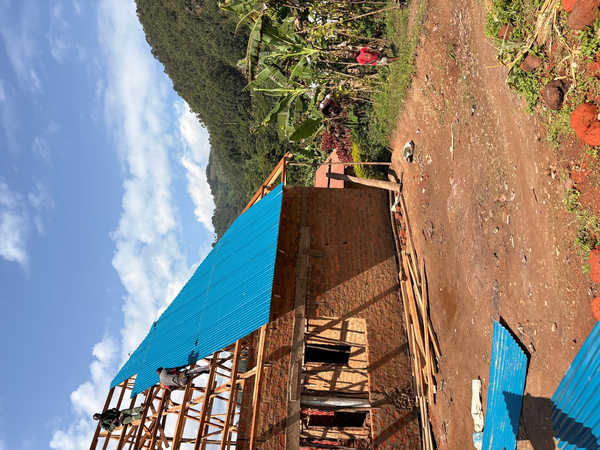 HopeKitchen Buhoma: Dacheindeckung nimmt Gestalt an