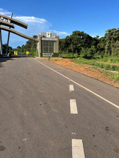 Neues Eingangstor zum Murchison Falls Nationalpark — moderne Infrastruktur und frisch asphaltierte Straße, Oktober 2024