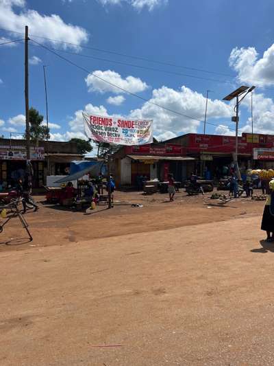 Marktplatz in Luwerro an der Kampala Road — kleiner Ort mit Ständen und Läden, Oktober 2024