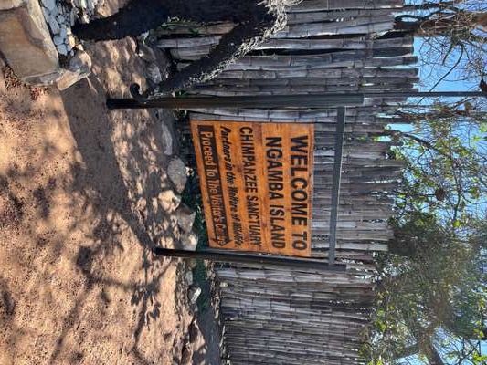 Willkommensschild zum Ngamba Island Schimpansen Schutzgebiet