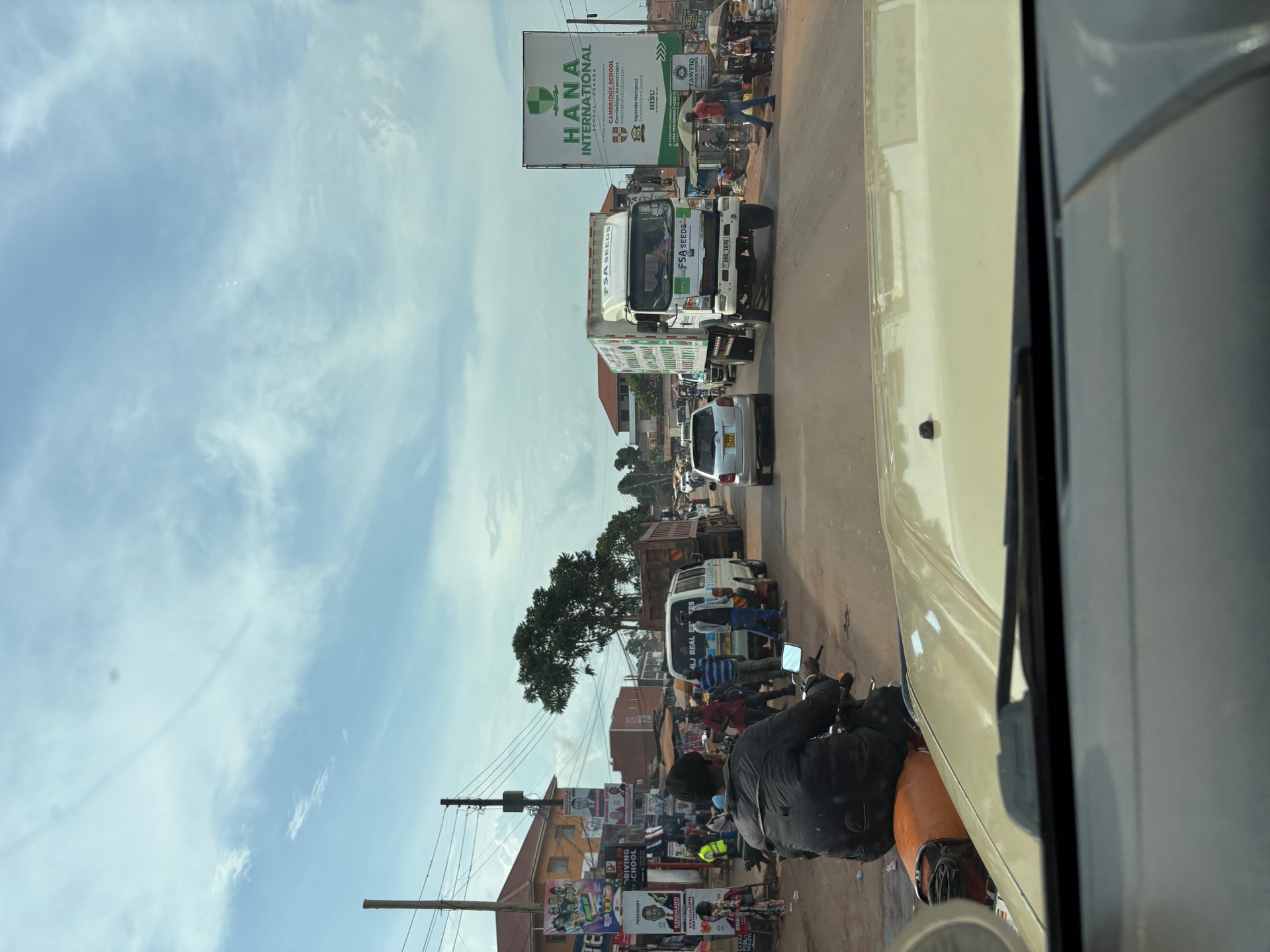Straßenverkehr in Kampala — dichter Verkehr mit LKWs, Bussen und Motorrädern, GPS 0.2833 32.4561
