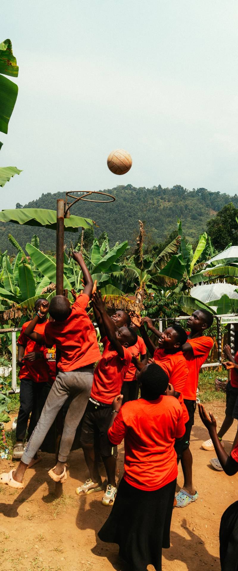 Jugendliche spielen Basketball unter freiem Himmel in Uganda