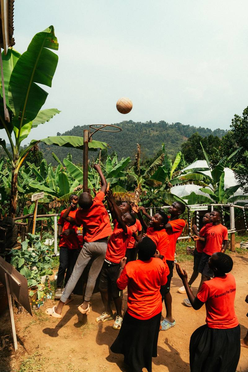Jugendliche spielen Basketball unter freiem Himmel in Uganda