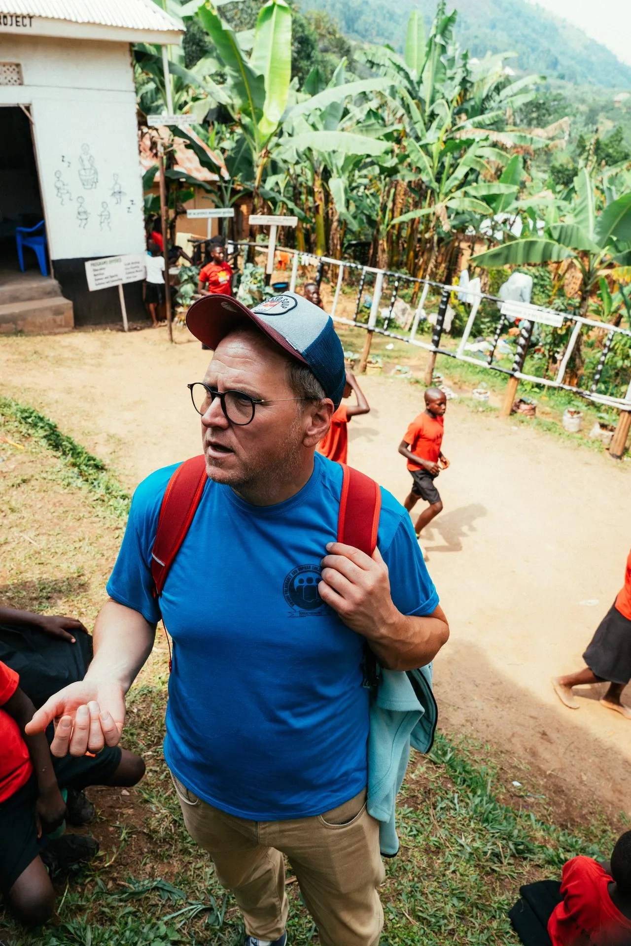 Zementsäcke für die Maurerarbeiten an der HopeKitchen in Buhoma