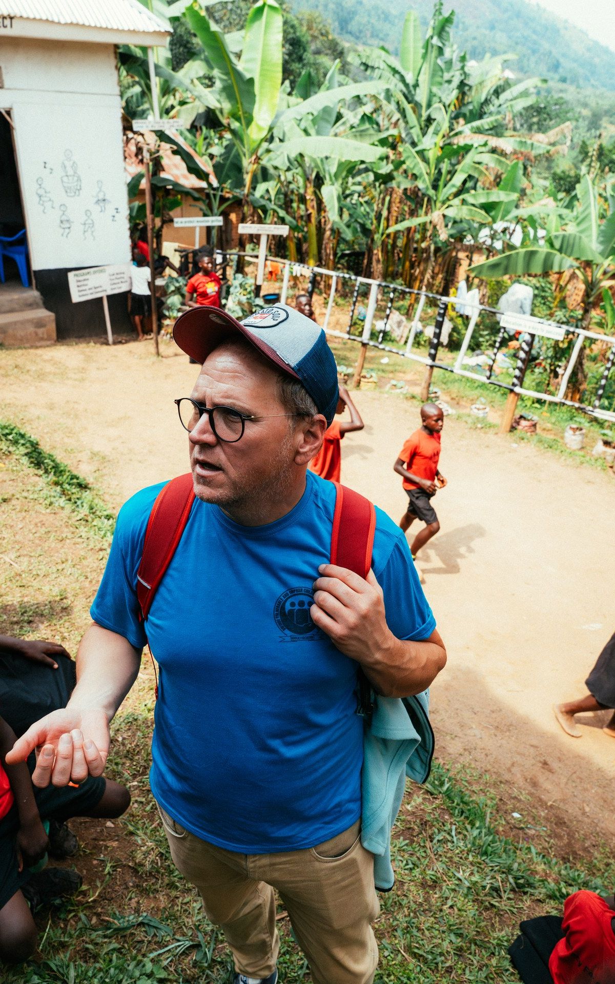 Zementsäcke für die Maurerarbeiten an der HopeKitchen in Buhoma