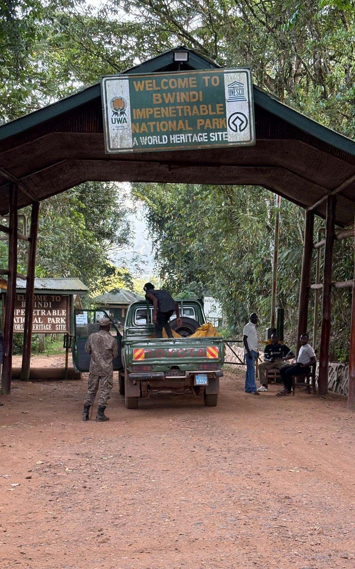 Eingangstor zum Bwindi Impenetrable National Park in Buhoma Uganda — Ranger, Pickup, Alltag am Checkpoint zwischen Wildnis und Dorf