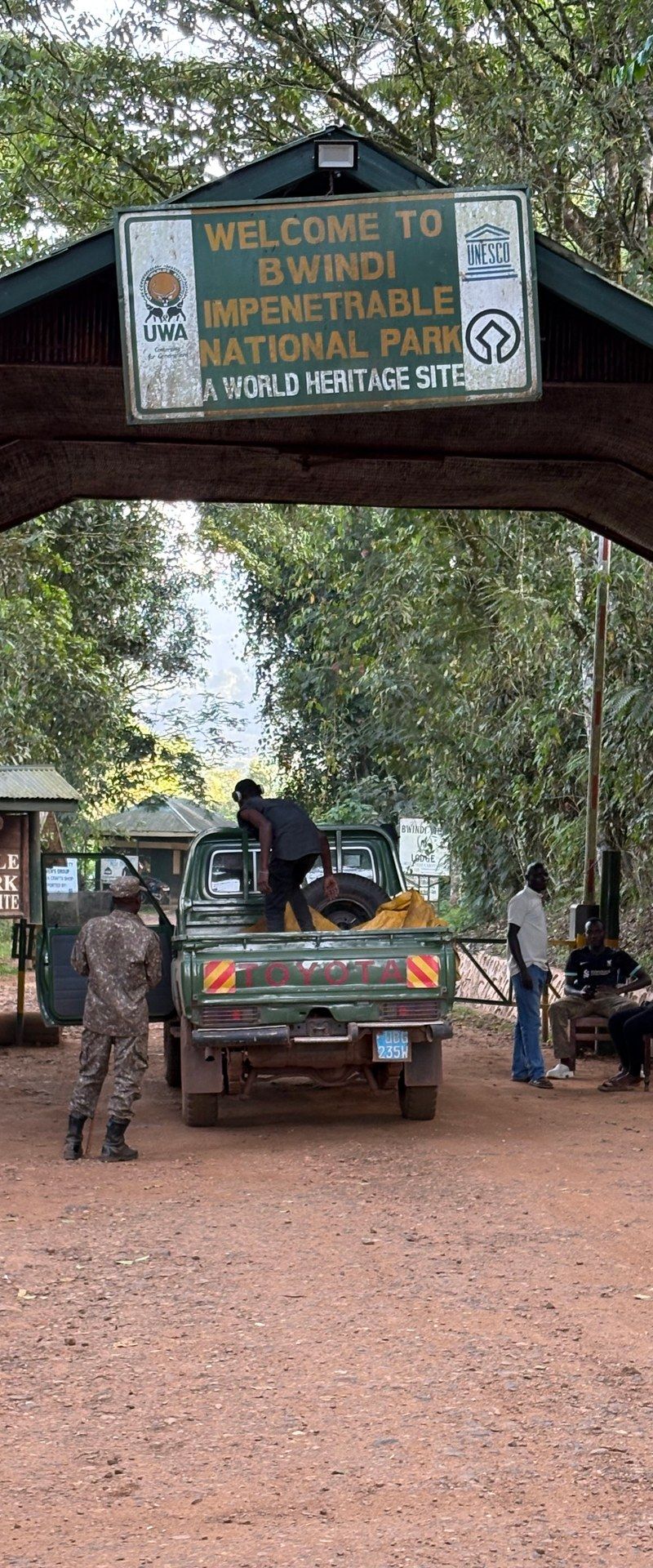 Eingangstor Buhoma — Parkeingang zum Bwindi Impenetrable National Park Uganda mit Rangern
