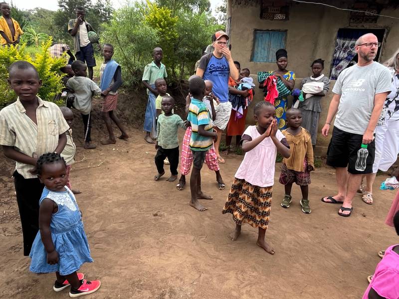 Mark mit Kindern auf dem Schulweg in Butiru, Uganda