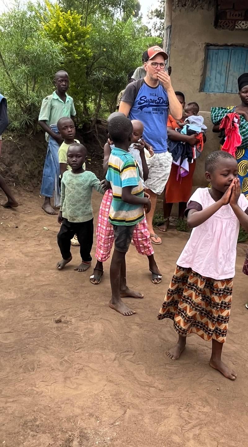 Mark mit Kindern auf dem Schulweg in Butiru, Uganda
