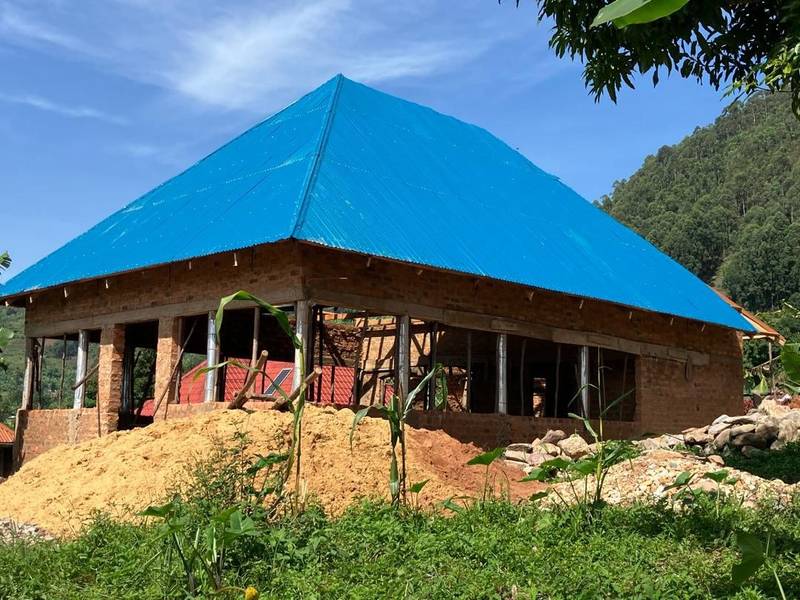 HopeKitchen Rohbau mit blauem Dach, Buhoma 2024