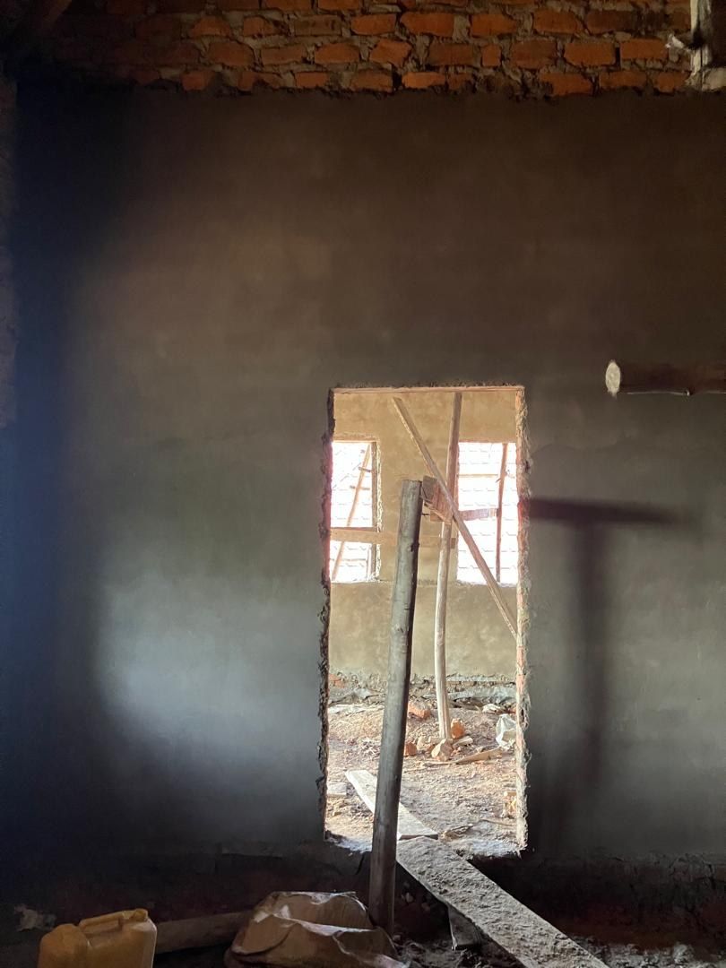 HopeKitchen Lagerraum in Buhoma — frisch verputzte Wände, Tür zur Küche vorbereitet, Bau-Dokumentation