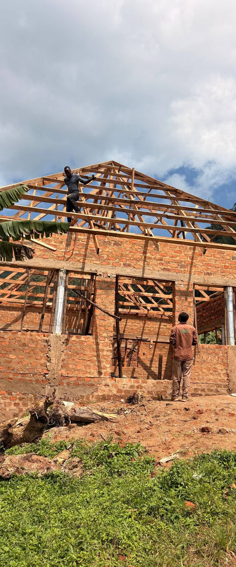 HopeKitchen Rohbau mit Dachstuhl in Buhoma