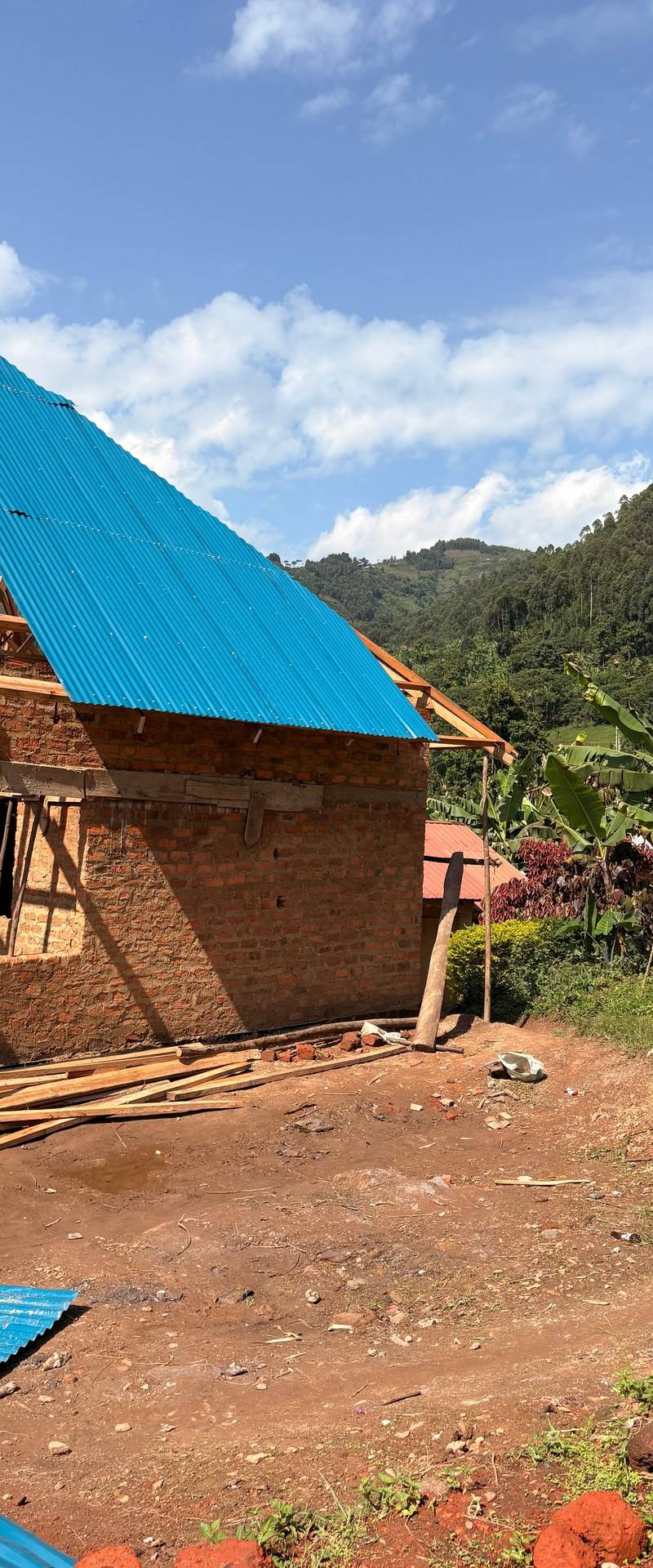HopeKitchen Buhoma: Dacheindeckung nimmt Gestalt an