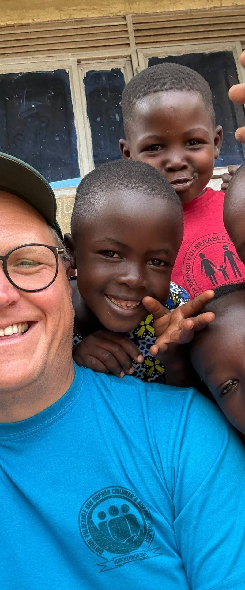 Mark Suer mit Kindern im Waisenhaus Buhoma