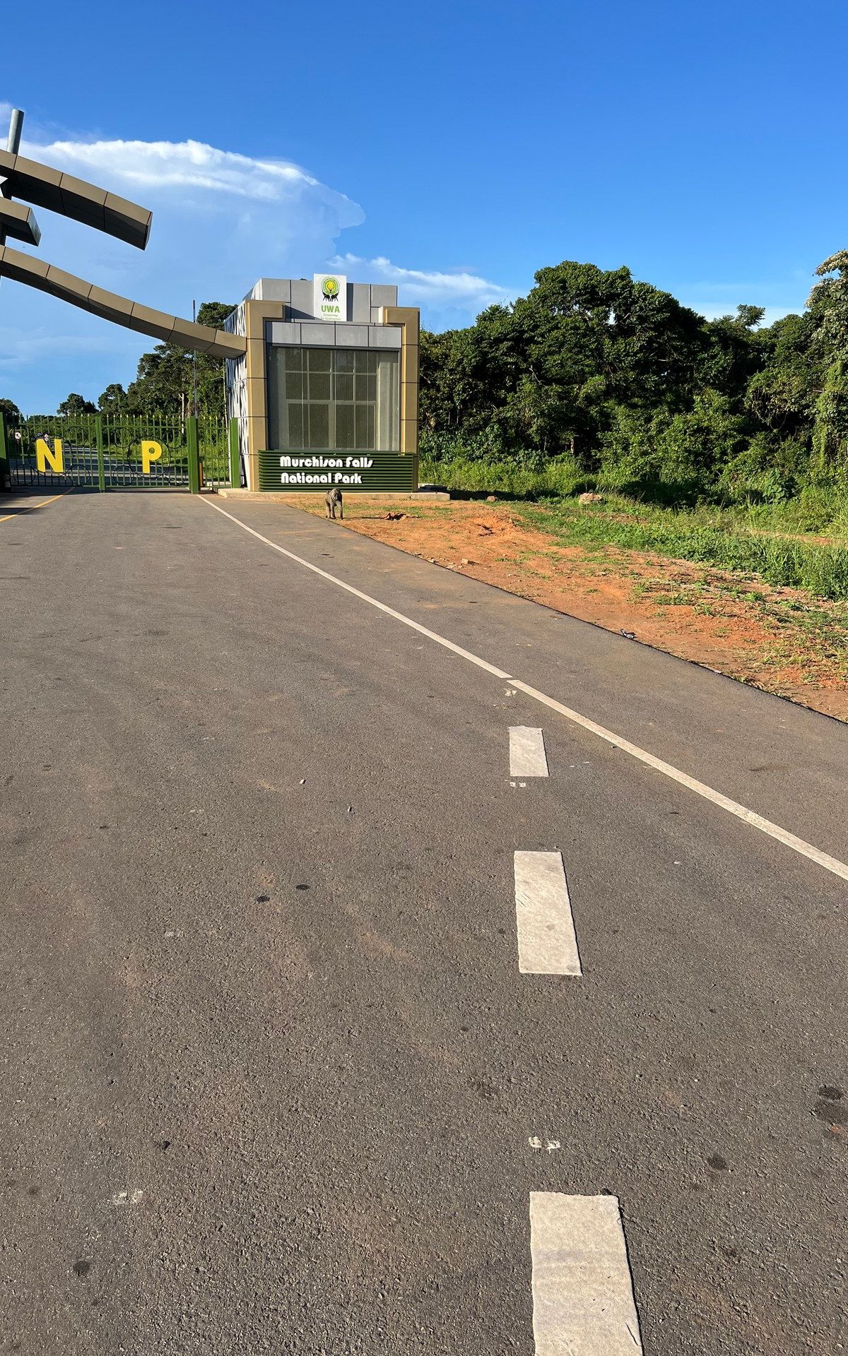Neues Eingangstor zum Murchison Falls Nationalpark — moderne Infrastruktur und frisch asphaltierte Straße, Oktober 2024