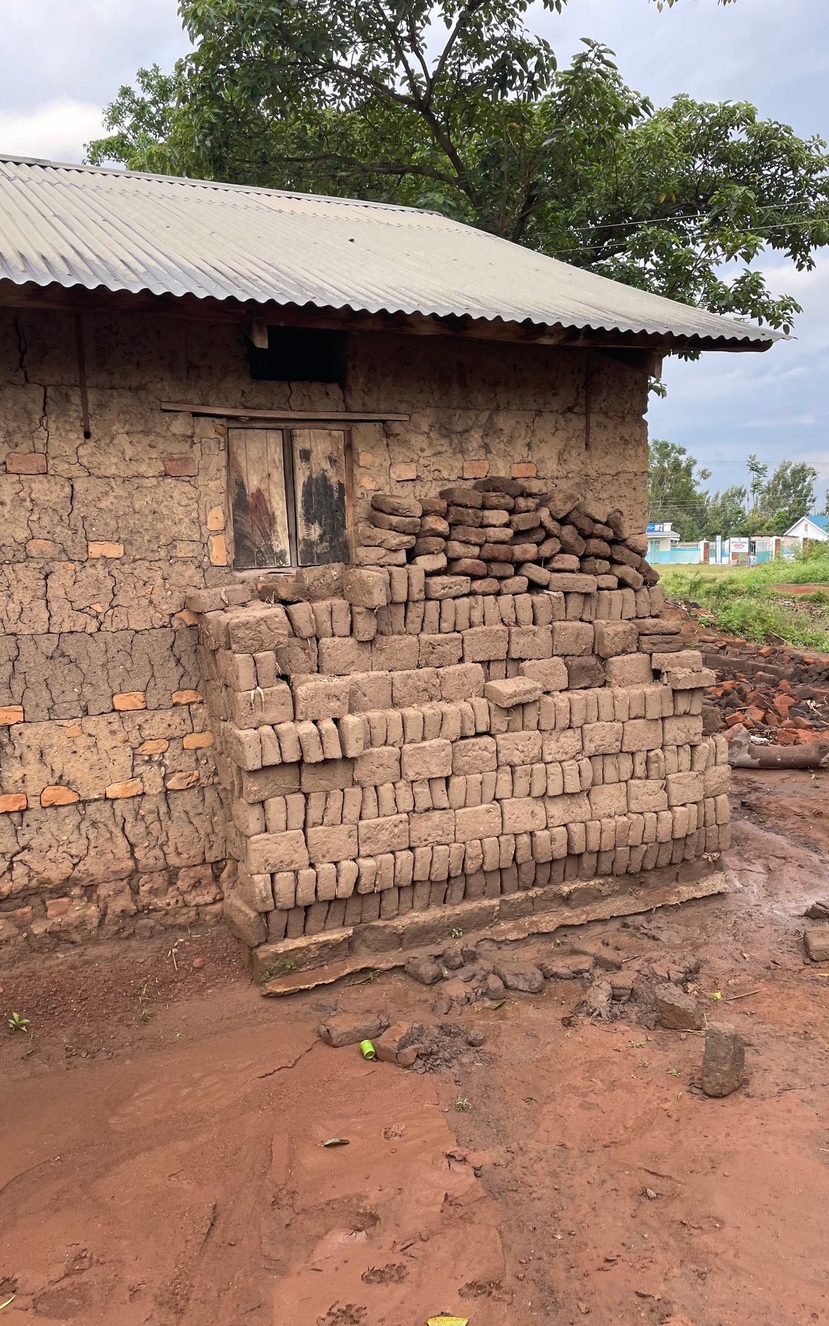 Typisches Haus aus Lehmziegeln in Uganda — Bauweise mit lokalen Materialien