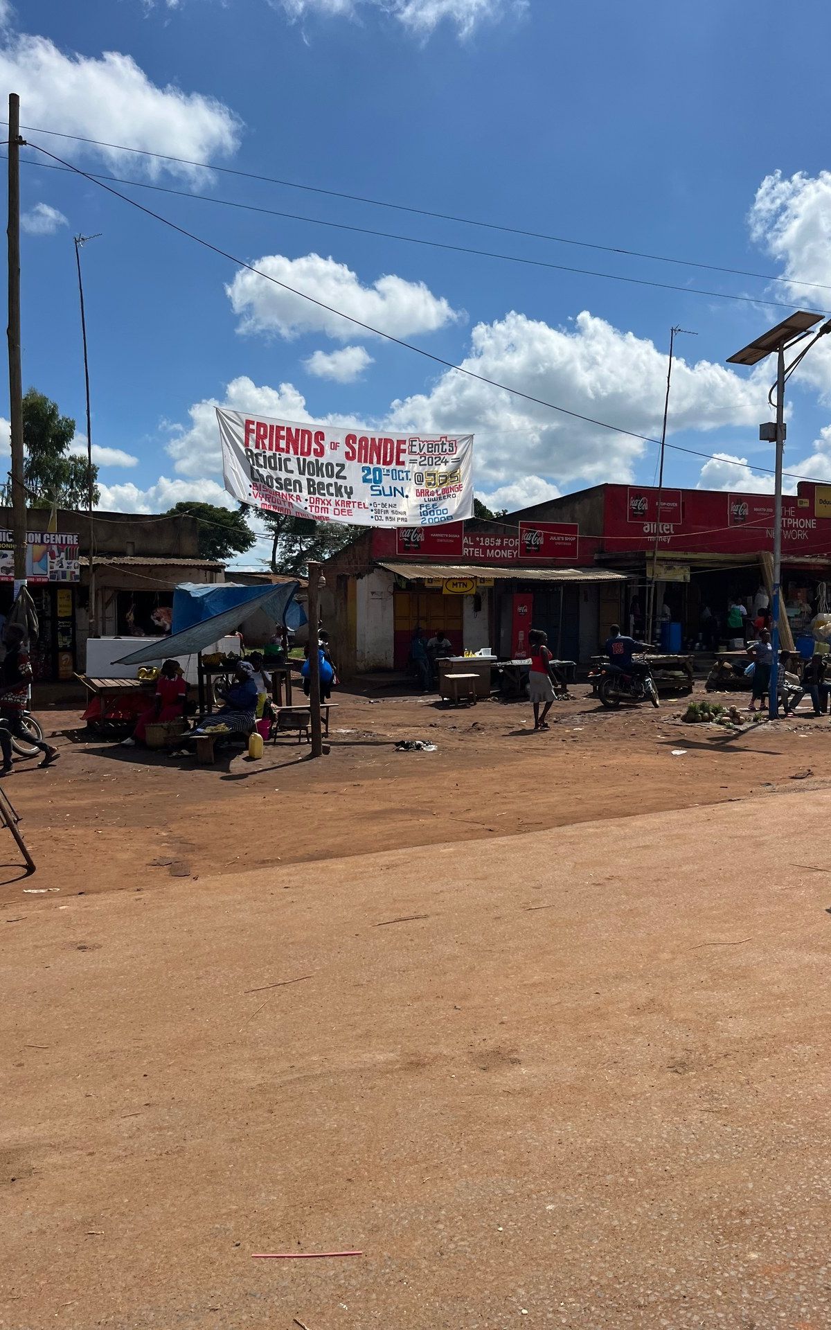 Marktplatz in Luwerro an der Kampala Road — kleiner Ort mit Ständen und Läden, Oktober 2024