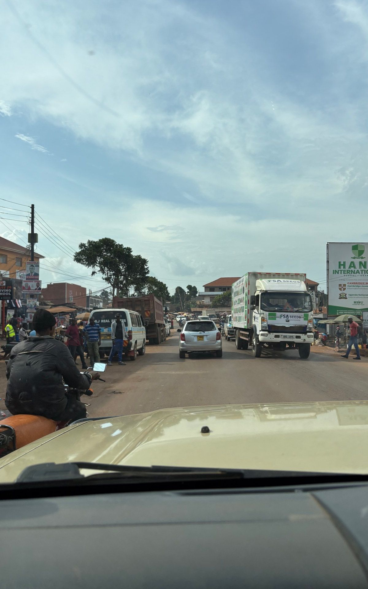 Straßenverkehr in Kampala — dichter Verkehr mit LKWs, Bussen und Motorrädern, GPS 0.2833 32.4561