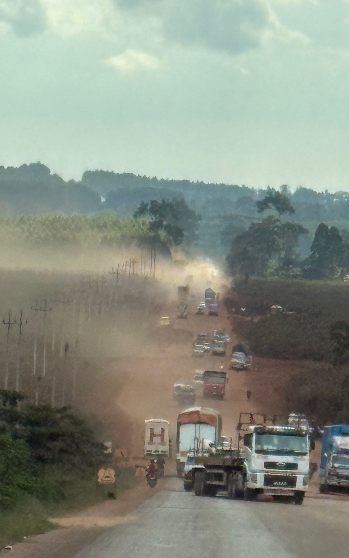 Staubige Straße auf dem Highway nach Bwindi — der Weg zur Gemeinschaft