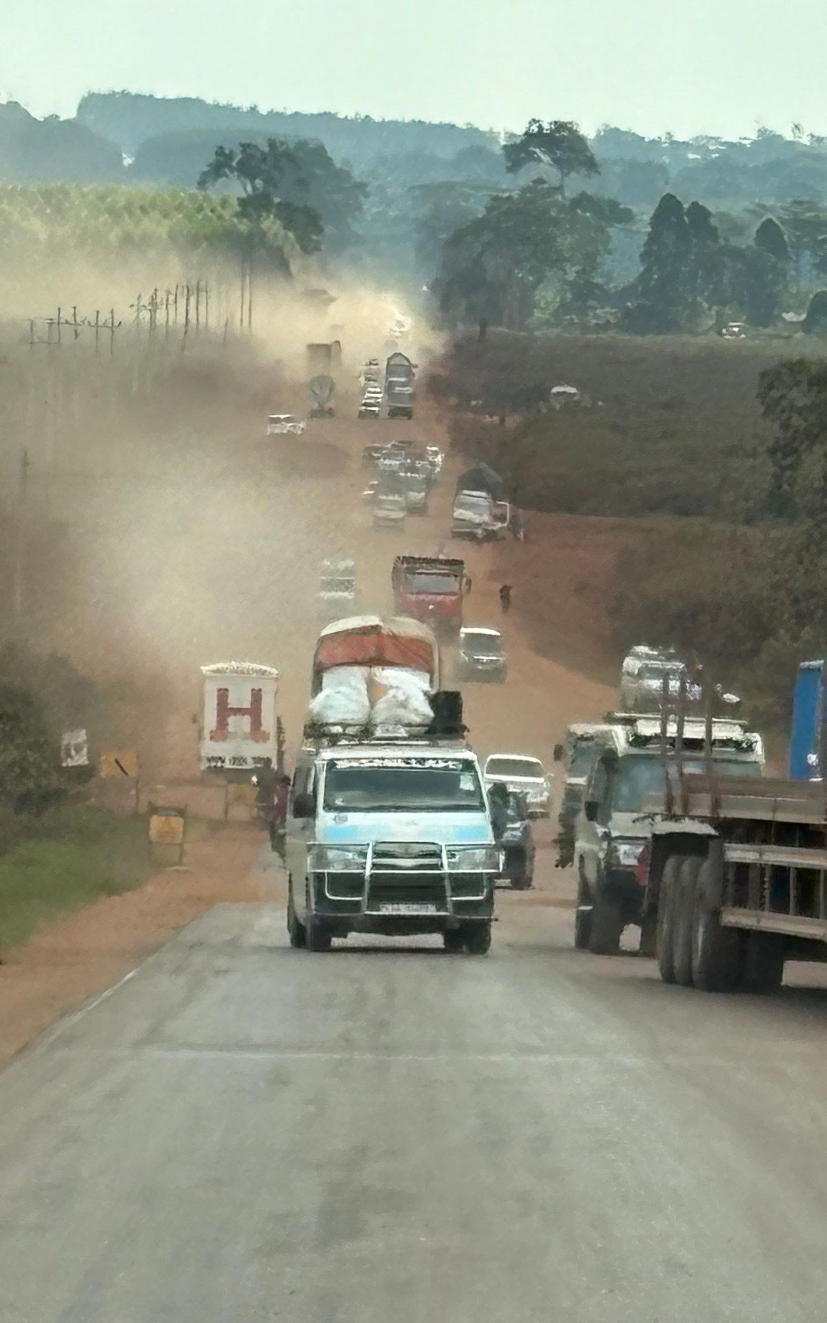 Masaka Highway Uganda — Baustelle, Staubpiste und dichter Verkehr, Januar 2026