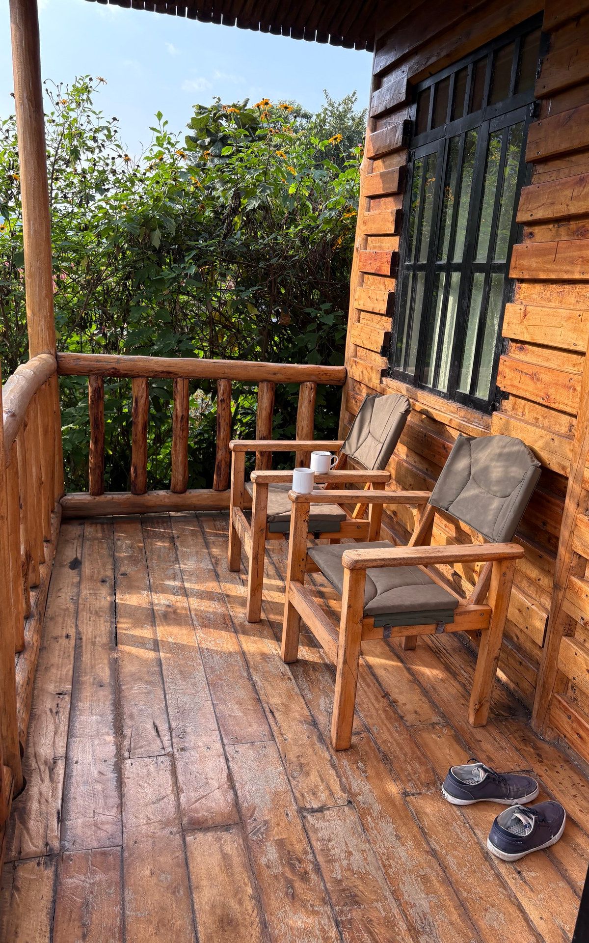 Morgenkaffee auf der Terrasse der Gorilla Bluff Lodge