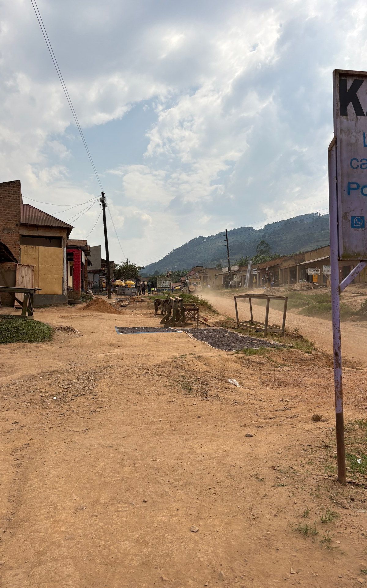 Hauptstraße Buhoma mit Läden — Alltagsleben im Dorf am Rand von Bwindi, Januar 2026