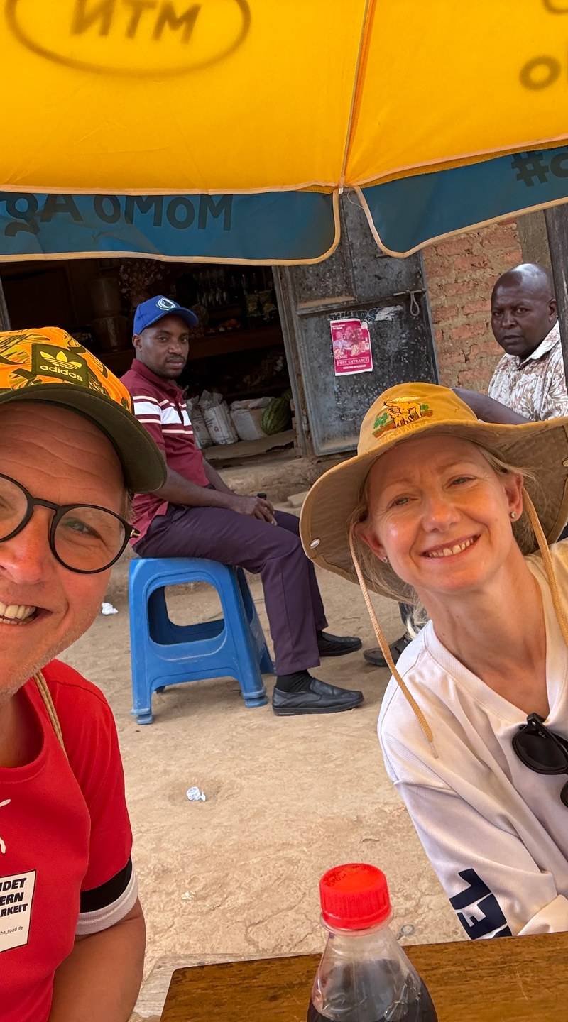 Mark und Susanne Suer verteilen Pancakes an Kinder im Waisenhaus Buhoma