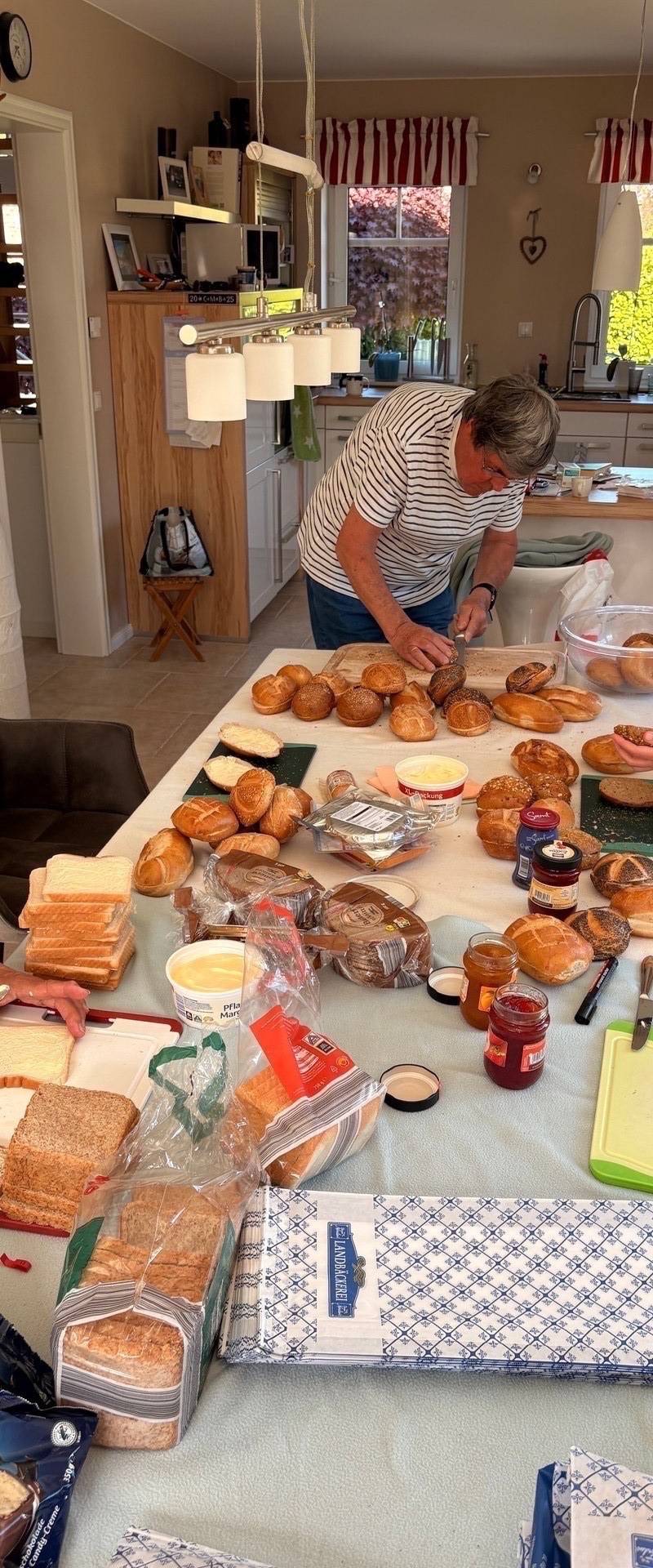 Uschi und Wolfgang beim Brötchenschmieren in der Küche
