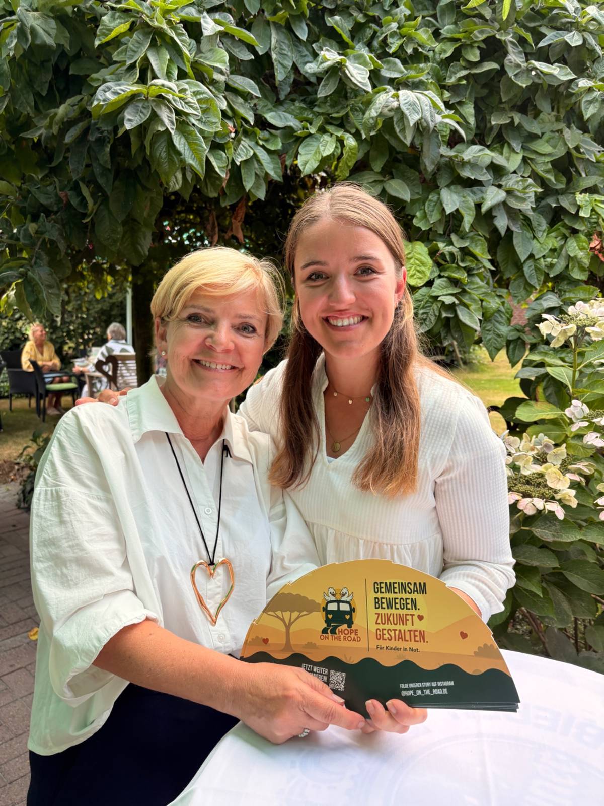 Maike und Aylina vom Restaurant Fahrenkrug unterstützen Hope on the road